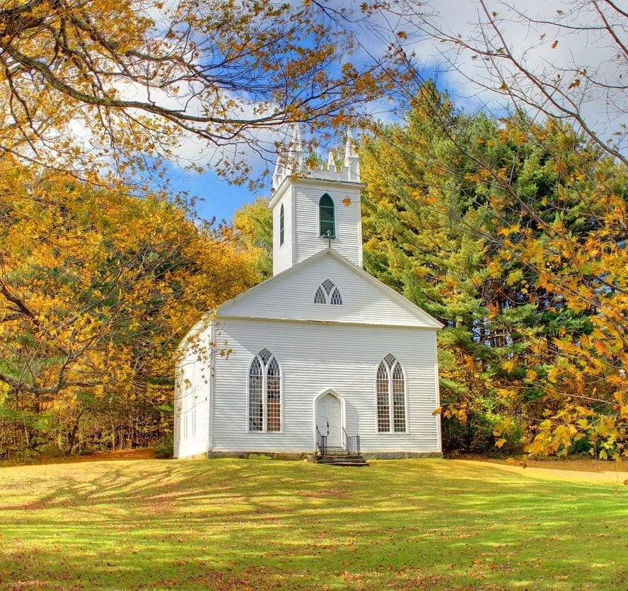 chiesa del new england durante il foliage autunnale