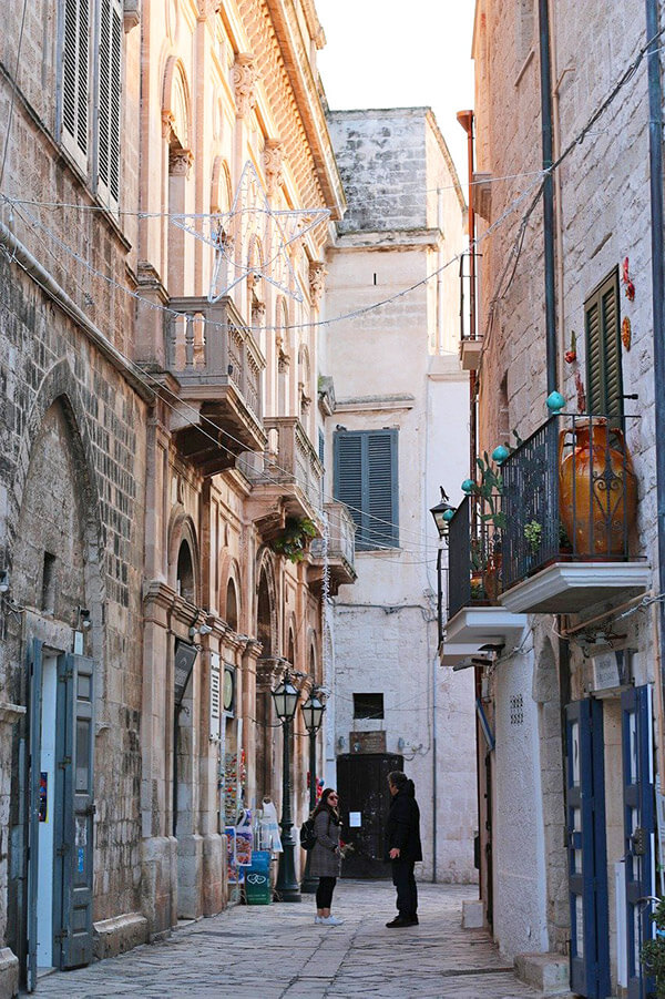 vicolo di Bari vecchia, città italiana