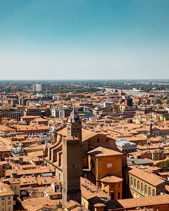 vista su Bologna, una città ideale da visitare da soli in treno
