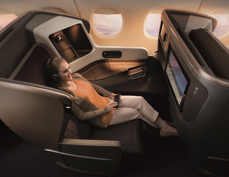 donna in aereo nella classe business di Singapore Airlines